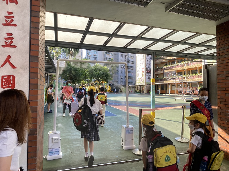 立人國際中小學校結合科技, 引進淨博士「防疫得來速」防疫門抗疫。