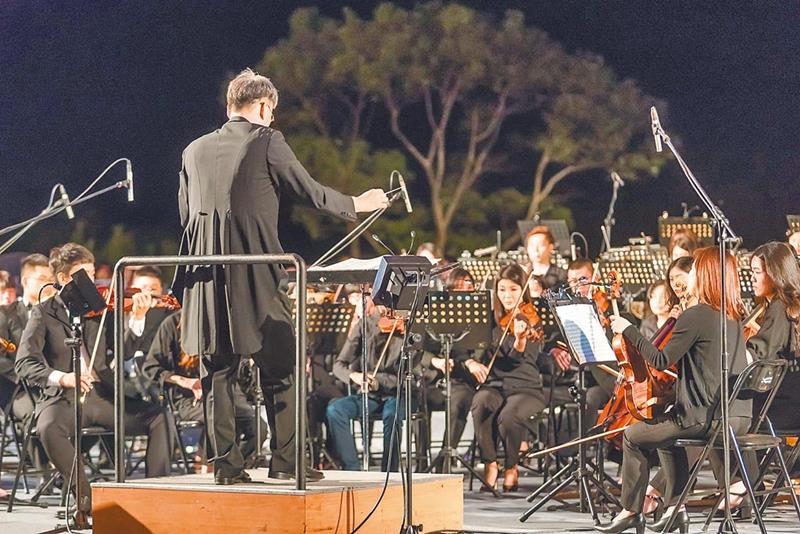 「花火音樂嘉年華」的重頭戲花火音樂會,年年邀請樂團現場演奏,搭配絢麗煙火展現浪漫唯美氛圍。(日管處提供/陳淑芬南投傳真)