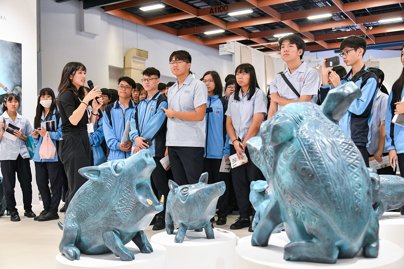 ART TAIPEI 2019 正式與國立臺灣師範大學藝術學院學生簽訂「導覽暨DIY人才培育計畫」圖片為參與計畫受訓的導覽老師現場導覽原住民藝術特區.