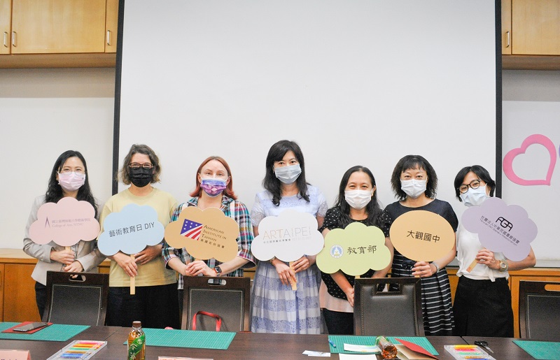 ART TAIPEI 2021 藝術教育DIY 的幕後功臣 左二:ART TAIPEI 2021藝術教育DIY – Katie Baldwin教授,中:畫廊協會秘書長游文玫.