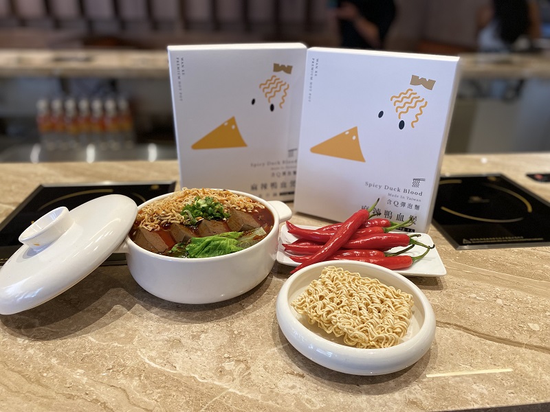 萬客什鍋看好宅食商機推出品牌電商,「麻辣鴨血煲含Q彈泡麵」嚴選多種中藥材燉煮,濃醇川香麻辣湯底,豐富的個人小火鍋快速上桌!