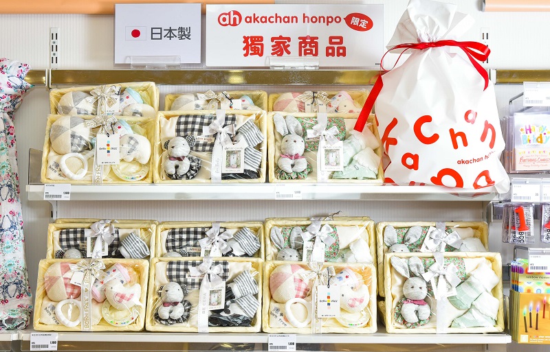 店內販售品項多達 5,500 種,其中超過五成是阿卡將本舖獨家限定商品(台灣阿卡將本舖提供)