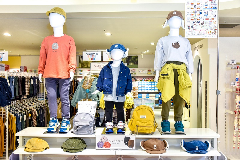 阿卡將本舖孩童服飾品項多元(台灣阿卡將本舖提供)
