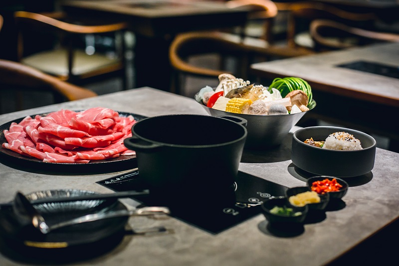 多種湯底及肉品供消費者做挑選。(圖 / 福波石頭火鍋提供)