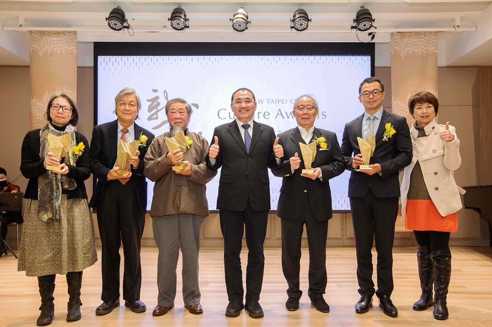 侯友宜市長與得獎者合影,施岑宜老師(左一)、李乾朗老師(左二)、李再鈐老師(左三)、陳光雄先生(右三)。(新北文化局提供)