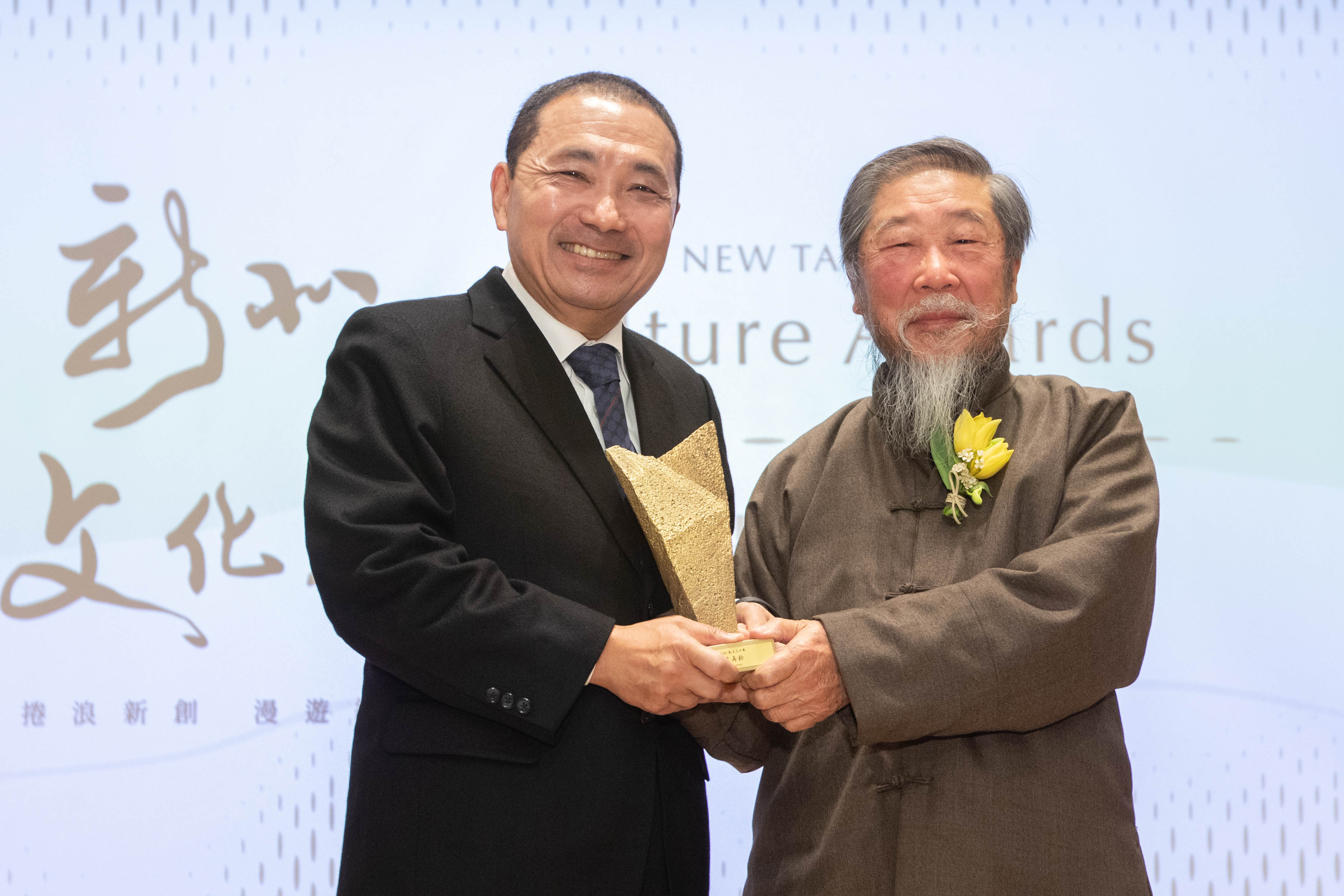侯友宜市長與得獎者李再乾老師(雕塑)授獎合影。(新北文化局提供)