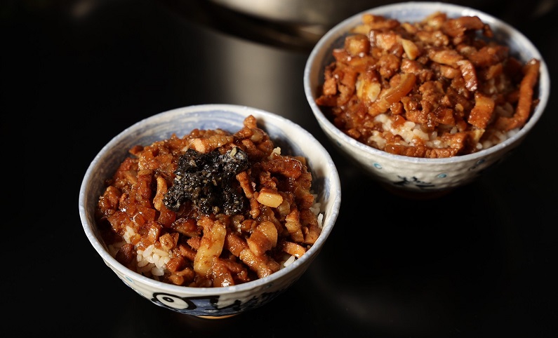 松露滷肉飯以及「食神大富貴系列」冠軍黃金粹滷滷肉飯.