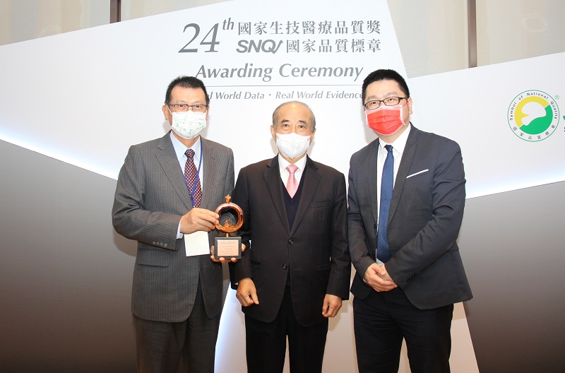 安永鱸魚精榮獲「國家生技醫療品質獎」銅獎,以及「SNQ 國家品質標章」肯定。 (左起:崇越集團賴杉桂副董事長、生策會王金平創辦人、安永生活陳利澤副總經理).