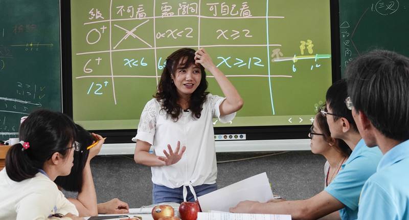 台北市林玉君(中)擔任桃園市入校陪伴專案教師,經常到各校與老師共備,分享數學教學經驗。(黃子明攝