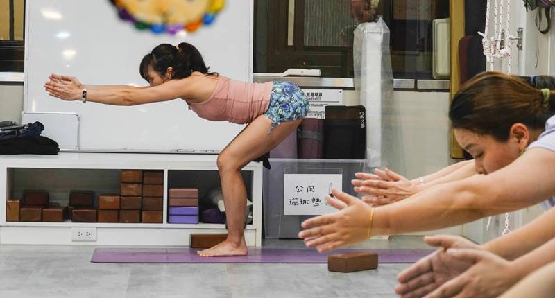 林玉君(左)擔任桃園市入校陪伴專案教師,經常到市內各校與老師共備,也常受邀到各縣市分享數學教學經驗,她每天藉由練習瑜珈和靜心來紓壓。(黃子明攝)