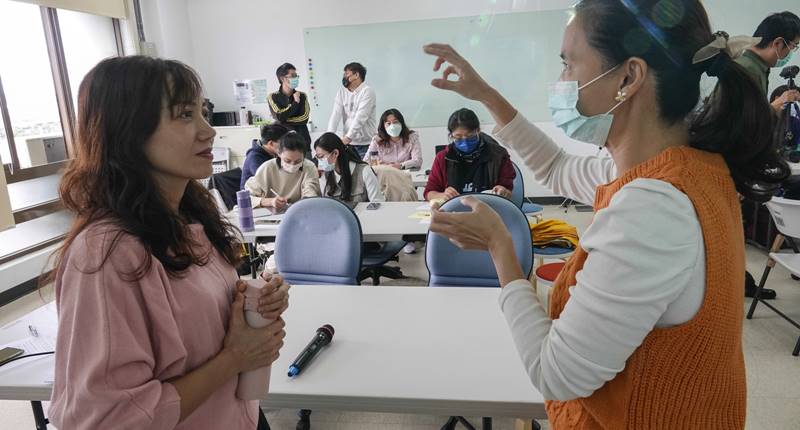 雖然教學經驗豐富,也擔任桃園市入校陪伴專案教師引領老師共備,但林玉君(左)仍利用假日到台北大學,參加李俊儀教授主持的「SOIL心法共備數」,增進自己專業能力。(黃子明攝)