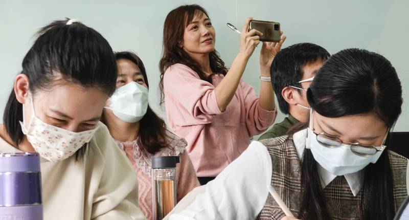 雖然教學經驗豐富,也擔任桃園市入校陪伴專案教師引領老師共備,但林玉君(中)仍利用假日到台北大學,參加李俊儀教授主持的「SOIL心法共備數」,她在課程中記錄其他老師教學分享。(黃子明攝)