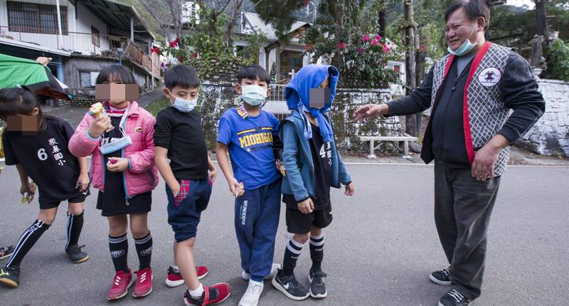 李永成(右)現任象鼻國小族語老師,自行設計教案,將教室延伸到部落山川,帶領學生到部落與族人互動,藉由接觸日常生活事物學習族語。(黃子明攝)