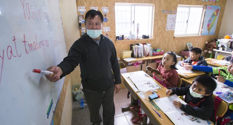 李永成(左)現任象鼻國小族語老師,自行設計教案,讓學生從小文化扎根。(黃子明攝)