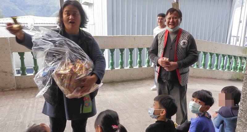 李永成(右)現任象鼻國小族語老師,自行設計教案,將教室延伸到部落山川,帶領學生到部落與族人互動,藉由接觸日常生活事物學習族語。(黃子明攝)