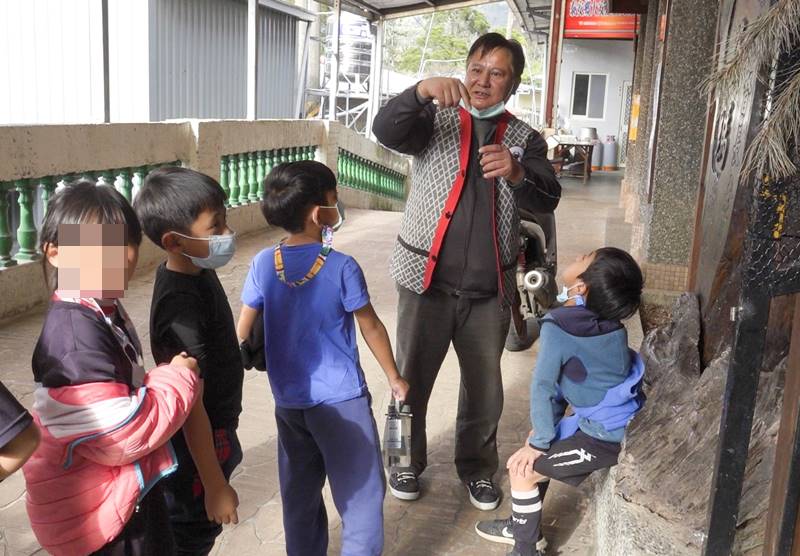 李永成(右二)現任象鼻國小族語老師,自行設計教案,將教室延伸到部落山川,帶領學生到部落與族人互動,藉由接觸日常生活事物學習族語。(黃子明攝)