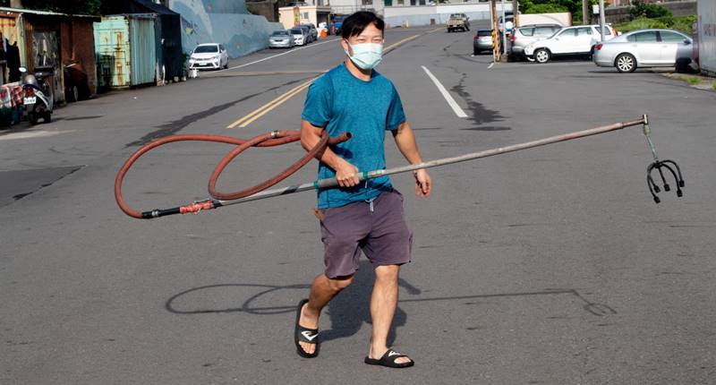 返鄉承接父業歲簡士凱接手「富吉268號」蹦火漁船「火長」的職務,他坦言,出海的收入豐沃,是吸引他討海主要原因之一。(陳信翰攝
