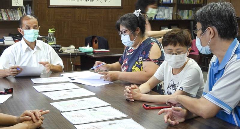 邱儷萍(右二)借調全教總擔任文宣部主任期間,仍會回原任學校參加部分會議或活動。(黃子明攝)