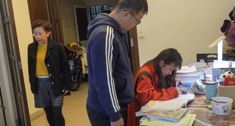 邱儷萍(左)擔任全教總文宣部主任及受聘為總統教育獎委員,經常全台各地奔波,家中事務及孩子教養多由同為教師的先生(中)包辦。(黃子明攝)