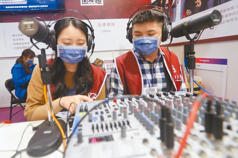 大學博覽會各參展學校使出渾身解數,世新大學將廣播器材搬至現場讓民眾體驗。(杜宜諳攝)