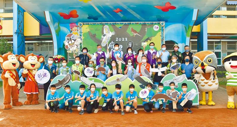 灰面鵟鷹年年過境八卦山,數量多達2、3萬隻,「鷹揚八卦」已成彰化生態觀光品牌,今年活動主場在芬園鄉文德國小舉辦,大、小朋友賞鷹嗨翻。(吳敏菁攝)