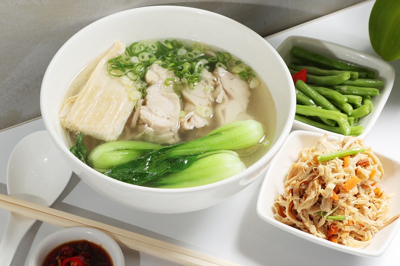 「雞湯蕎麥麵」湯頭甘甜溫醇,搭配軟嫩的雞肉和清脆青菜。