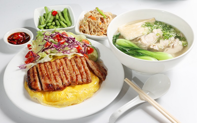 店內最多人點的招牌餐點「阿花豬排飯」和「雞湯蕎麥麵」。
