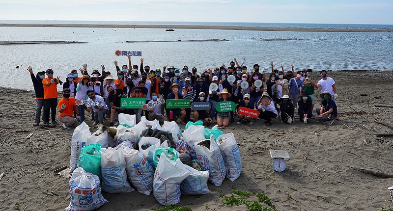 太平洋綠能公司、陽光花園科技公司,共同淨灘落實 CSR