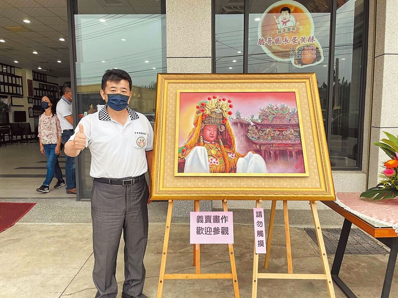 彰化一家車廠老闆陳永聰,因繪製白沙屯媽祖畫作,並將其義賣,所得都捐給將打造身障家園的伯立歐家園建設基金,下午白沙屯媽經過車廠路口時,還緊急轉彎衝進車廠。(陳永聰提供/吳建輝彰化傳真)