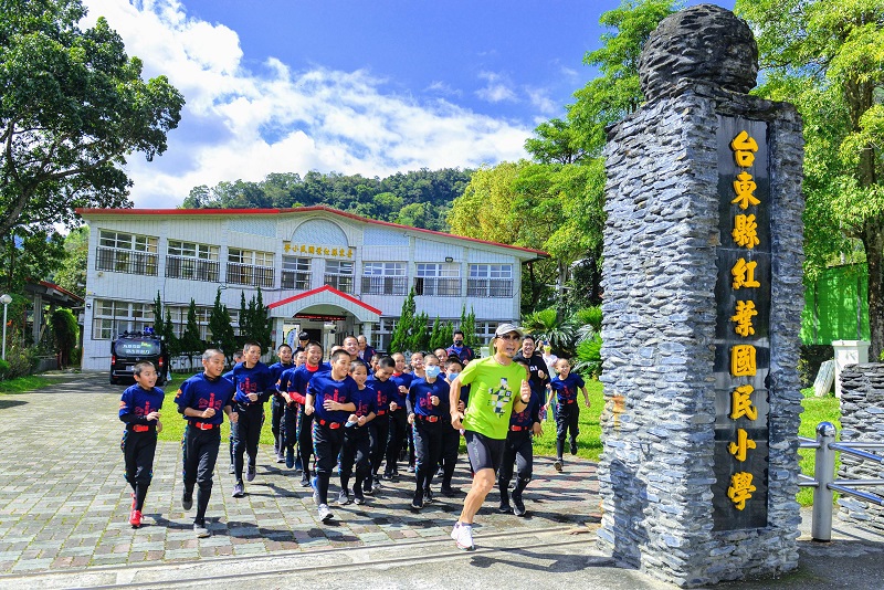 2022提碁公益路跑環台挑戰,沿途走訪紅葉國小為少棒隊提供獎學金及運動活力乳霜. (圖/提碁提供)