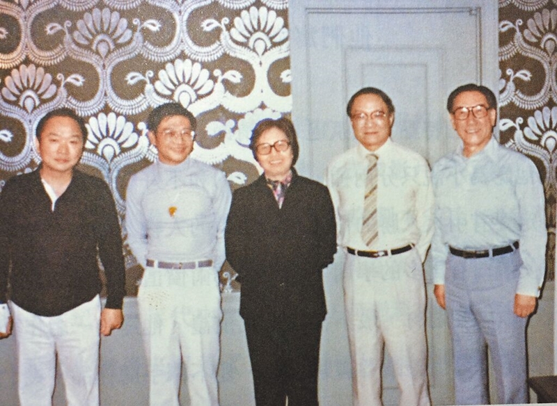 古龍(左起)、倪匡、孫淡寧、金庸和蔣緯國等好友早年合影。(明窗出版提供)