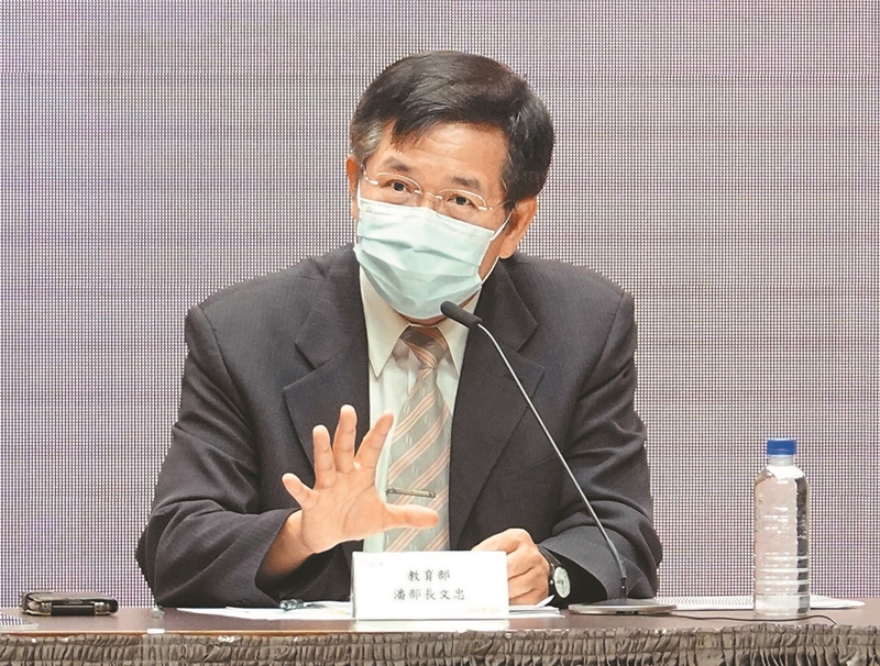 行政院21日院會決定,年底前讓石斑魚納入國中小學營養午餐,教育部長潘文忠(見圖)表示,考量石斑魚不是每個孩子都有機會吃到,農委會才有此規畫。(姚志平攝)