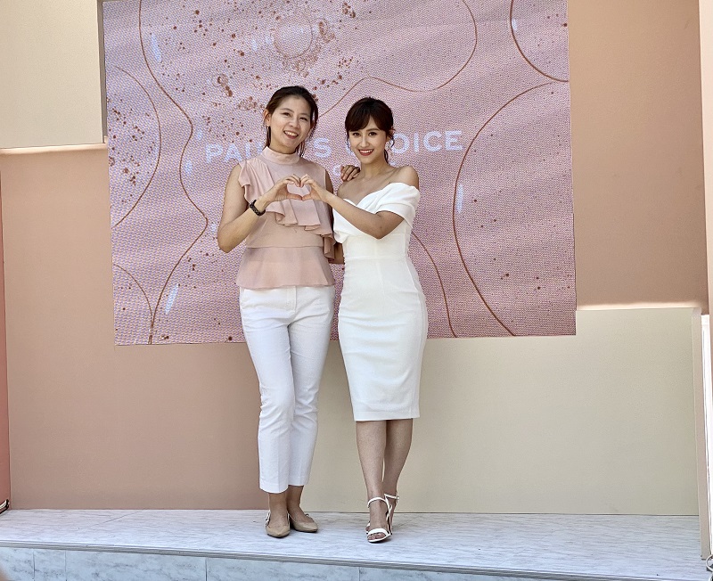 寶拉珍選台灣總經理莊寧寧與品牌年度代言人吳姍儒合影,為寶拉珍選「探索美麗真相快閃店」揭開活動序幕。(寶拉珍選提供)