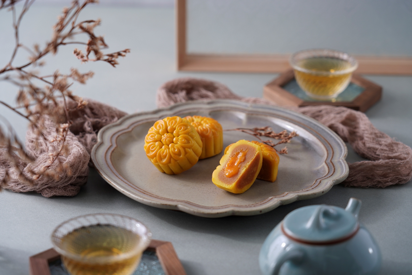 「農遊趣」與「勵馨基金會」聯名推出法式「流芯醉月中秋禮盒」,用料支持在地小農,更將訂單金額10%回饋予公益團體。(圖/農遊趣提供)