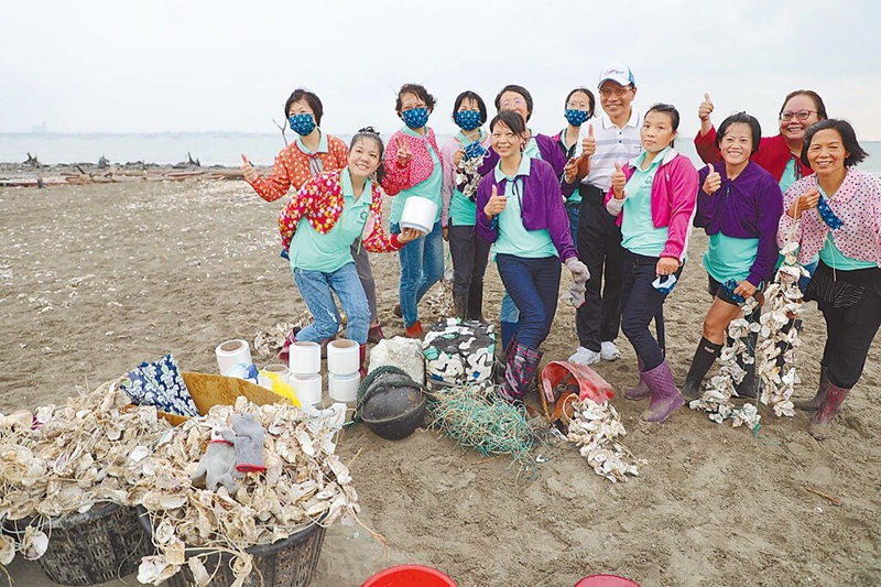 台化公司與嘉義縣環保局28日在東石白水湖壽島舉辦淨灘,不少民眾熱情參與。(嘉義縣政府提供/呂妍庭嘉義傳真)