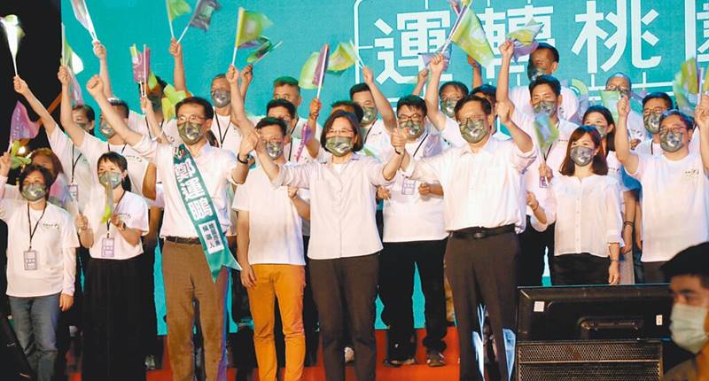 民進黨桃園市長參選人鄭運鵬同時段成立楊梅後援會,蔡總統到場輔選。(蔡明亘攝)