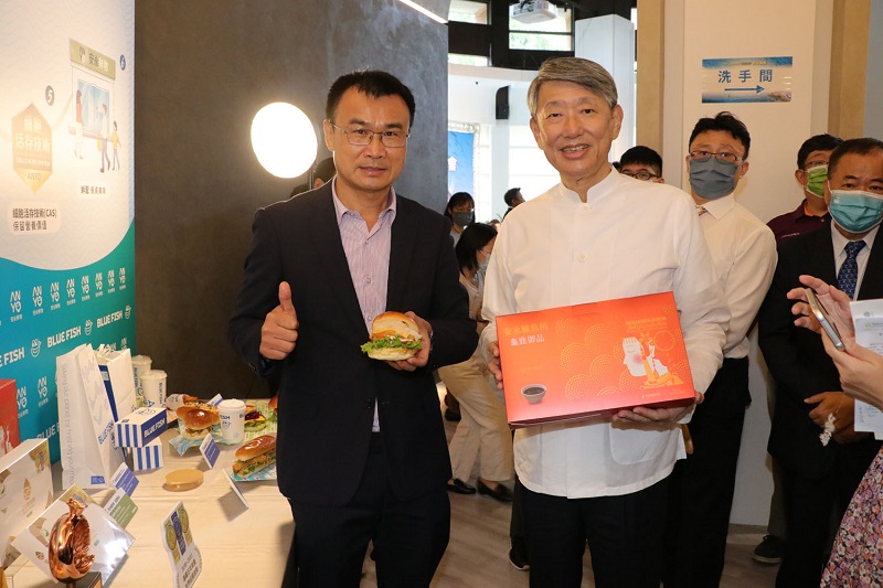 行政院農業委員會-陳吉仲主委與崇越集團郭智輝董事長(左起)力挺安永集團台灣好魚。