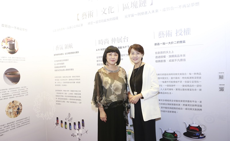 台北市副市長黃珊珊蒞臨會場參觀,與大會主席周貝芬在香華天文創藝術區合影。 (台北新藝術博覽會/提供)