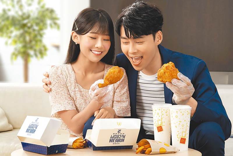麥當勞「蜂蜜洋釀韓風炸雞腿」單點140元;地瓜套餐208元。(麥當勞提供)