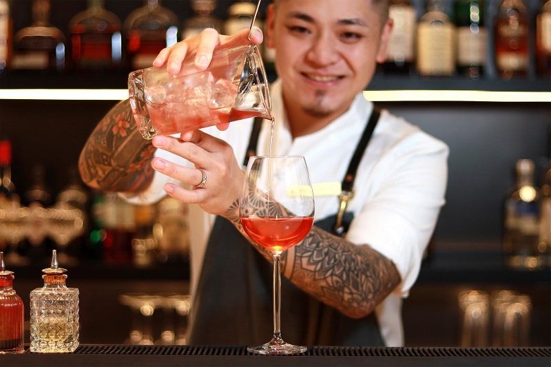高雄洲際酒店響應 「2022裙襬澎澎RUN」,於大廳酒吧BLT33推出「粉紅能量特調組」應援跑者!