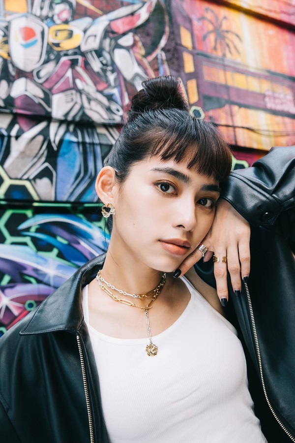 新生代穿搭KOL Becky演繹Keith Haring x Pandora全新藝術家聯名系列. (圖/pandora提供)