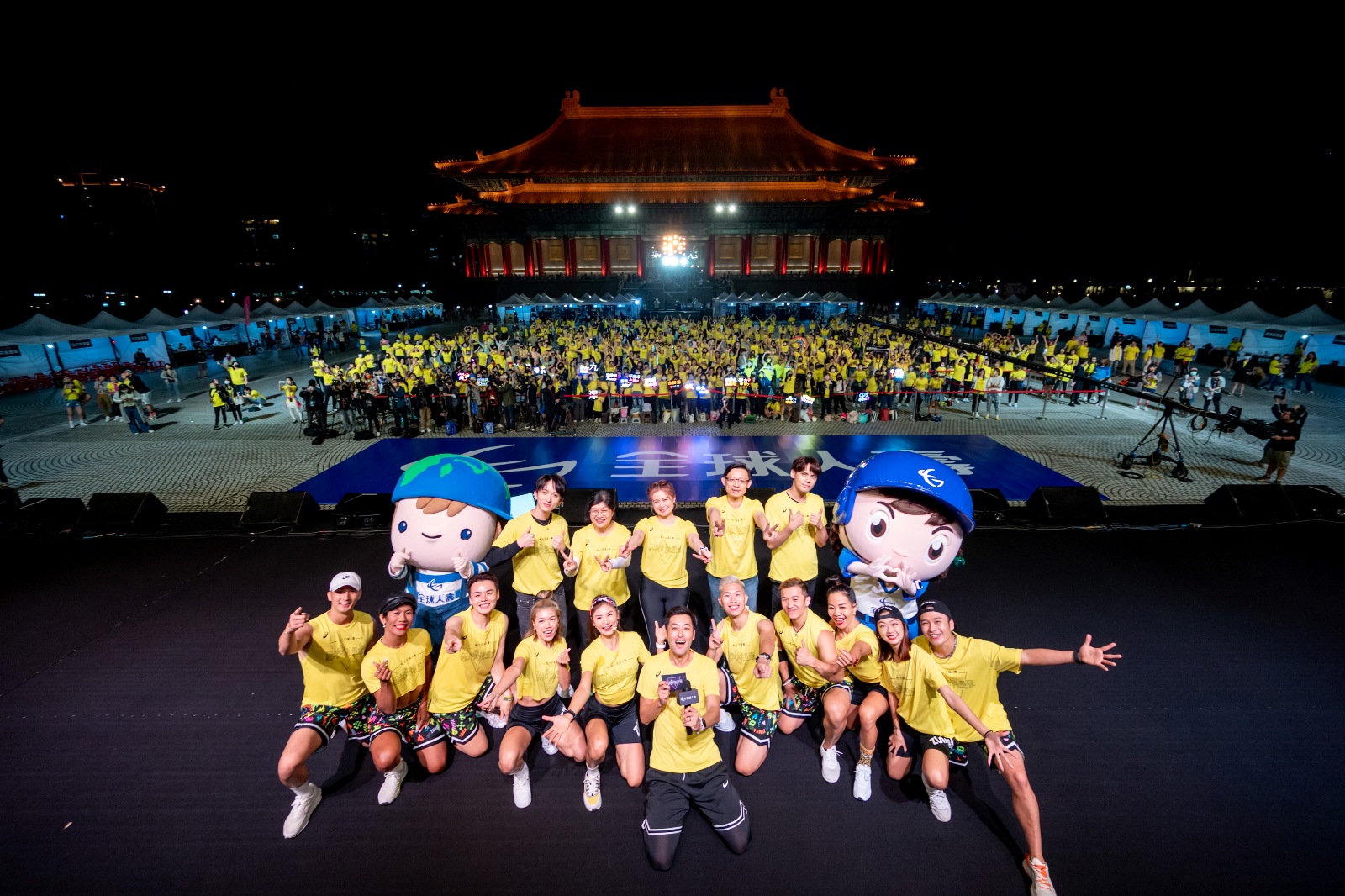 全球人壽舉辦「因為愛 舞所聚ZUMBA®」活動,由全球人壽副董事長林文惠(左三)及總經理馬君碩(左二)代表將部分報名費、我的一畝田及我的一畝茶義賣所得兩者總計逾新台幣146萬元捐給忠義基金會,助失依兒少成長。(全球人壽提供)