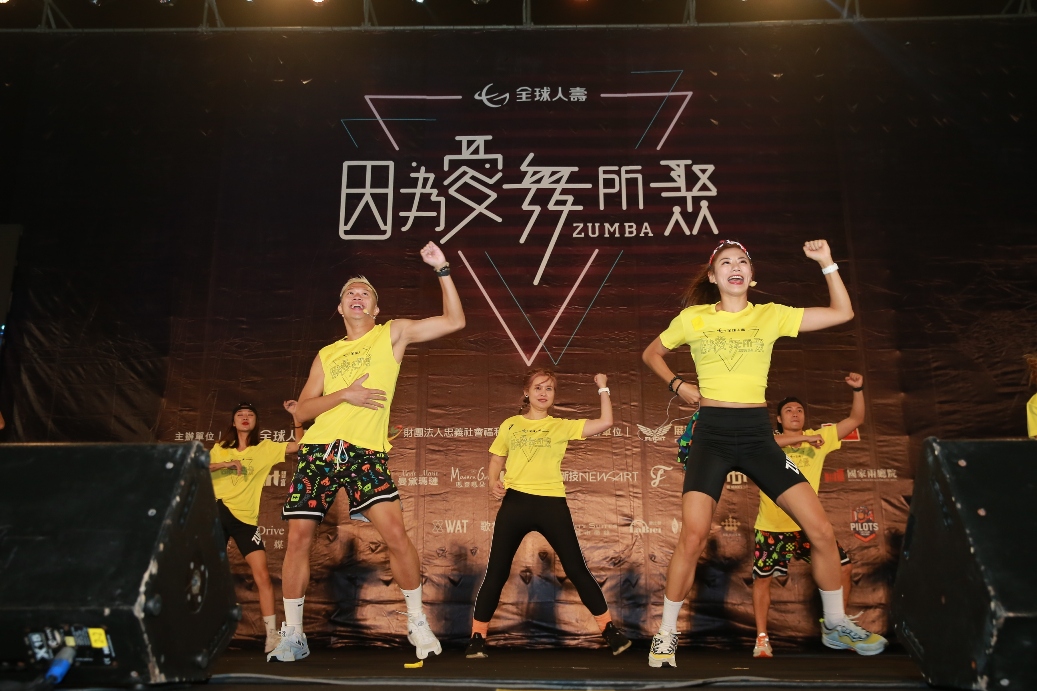 全球人壽副董事長林文惠(圖中)及ZUMBA師資團隊揪民眾一起暢跳120分鐘ZUMBA,盡情揮灑汗水。(全球人壽提供)