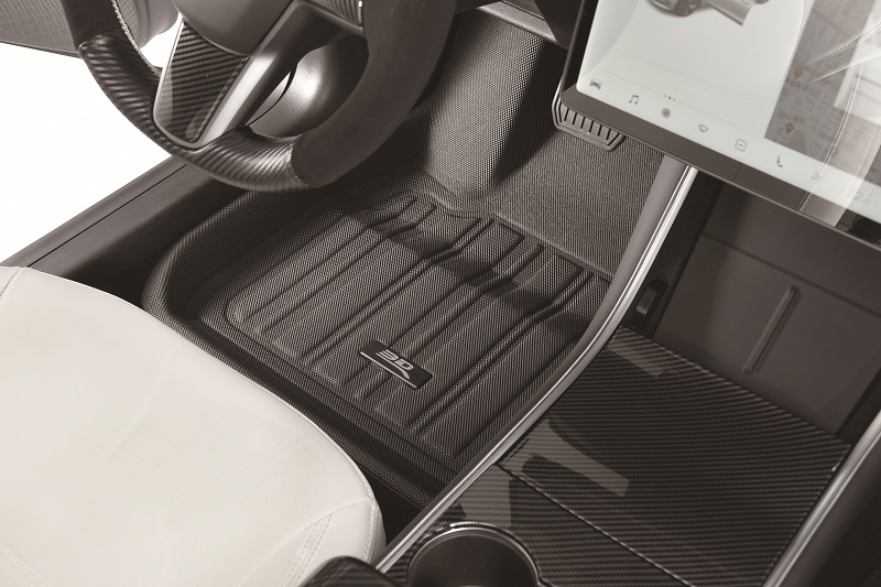 聖州針對純電車族群開發「3D®菁智立體汽車踏墊」.採用簡約線性設計,能展現電車車主獨特品味