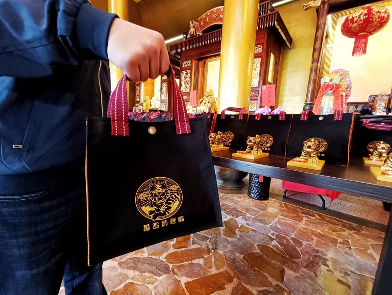 信徒不定期帶小虎寶回娘家過香爐,可用小虎寶手工專屬提袋