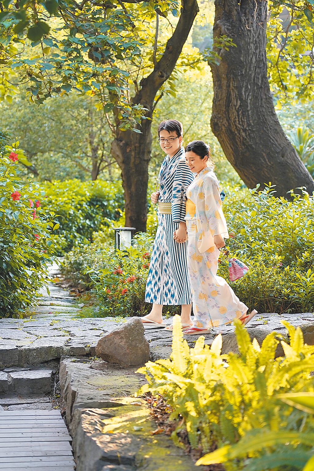 日勝生加賀屋「微醺戀曲住房專案」,情侶可換上花浴衣暢遊北投公園等景點。(日勝生加賀屋提供)