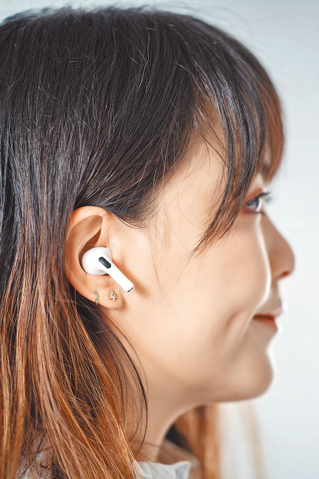 AirPods Pro2推出了全新的XS尺寸耳塞套,對於耳形特別窄小的使用者來說,記者個人覺得是最舒適的體驗。(石智中攝)