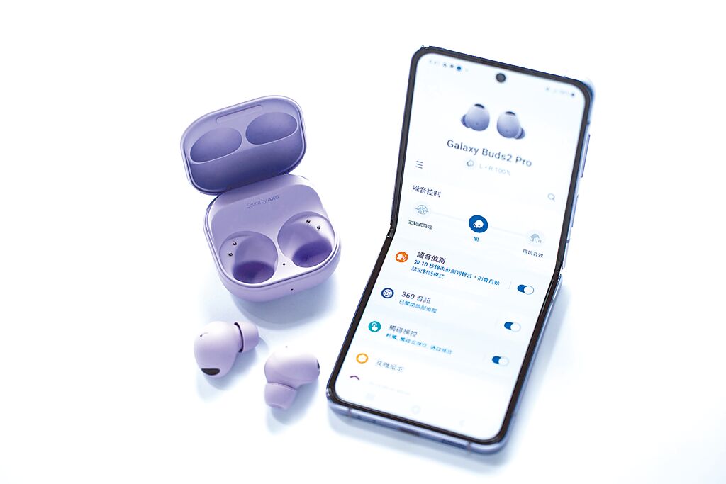 Galaxy Buds2 Pro能夠在iOS或安卓系統上應用,只要下載APP即能進行各種細節調整。(石智中攝)