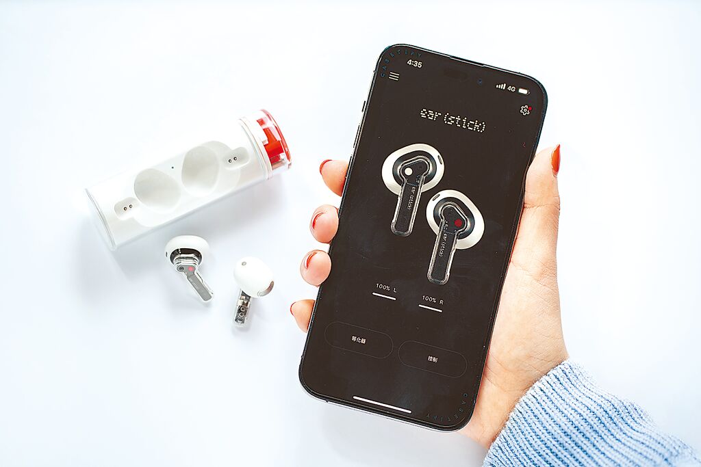 Nothing Ear(stick)也能搭配APP進行不同的設定,充電盒的外型類似透明脣膏,搭配旋轉式開口設計,更顯與眾不同。(石智中攝)