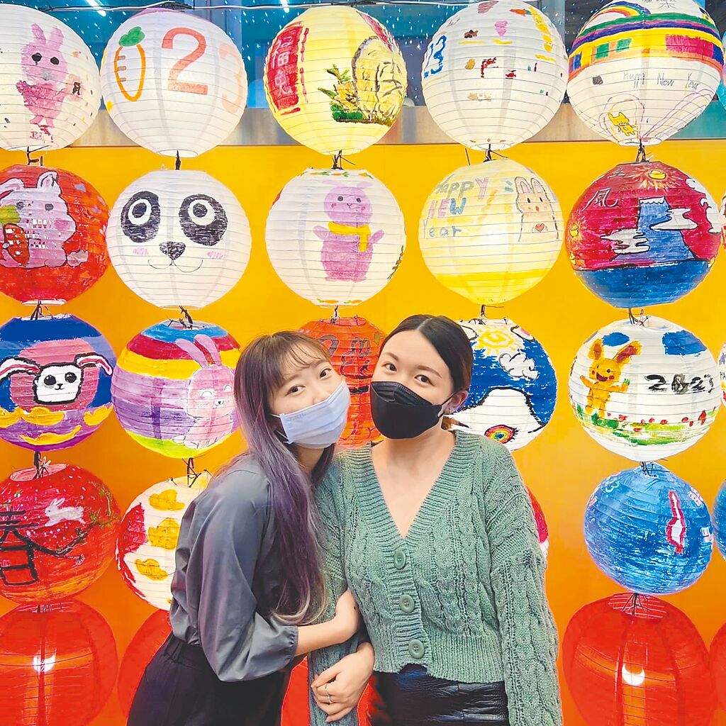 新光三越台北南西店-鴻兔大展彩燈展。(新光三越提供)